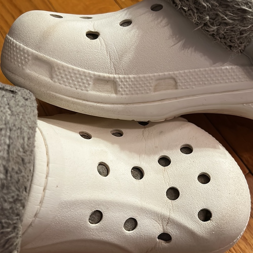 Crocs White host pick fur-lined Crocs Womens 6 GUC - Picture 9 of 11